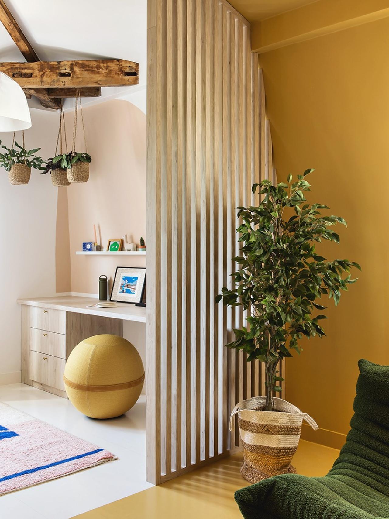 Le bureau de Lucie Socrate - ⓒ Hervé Goluza pour Plum Living