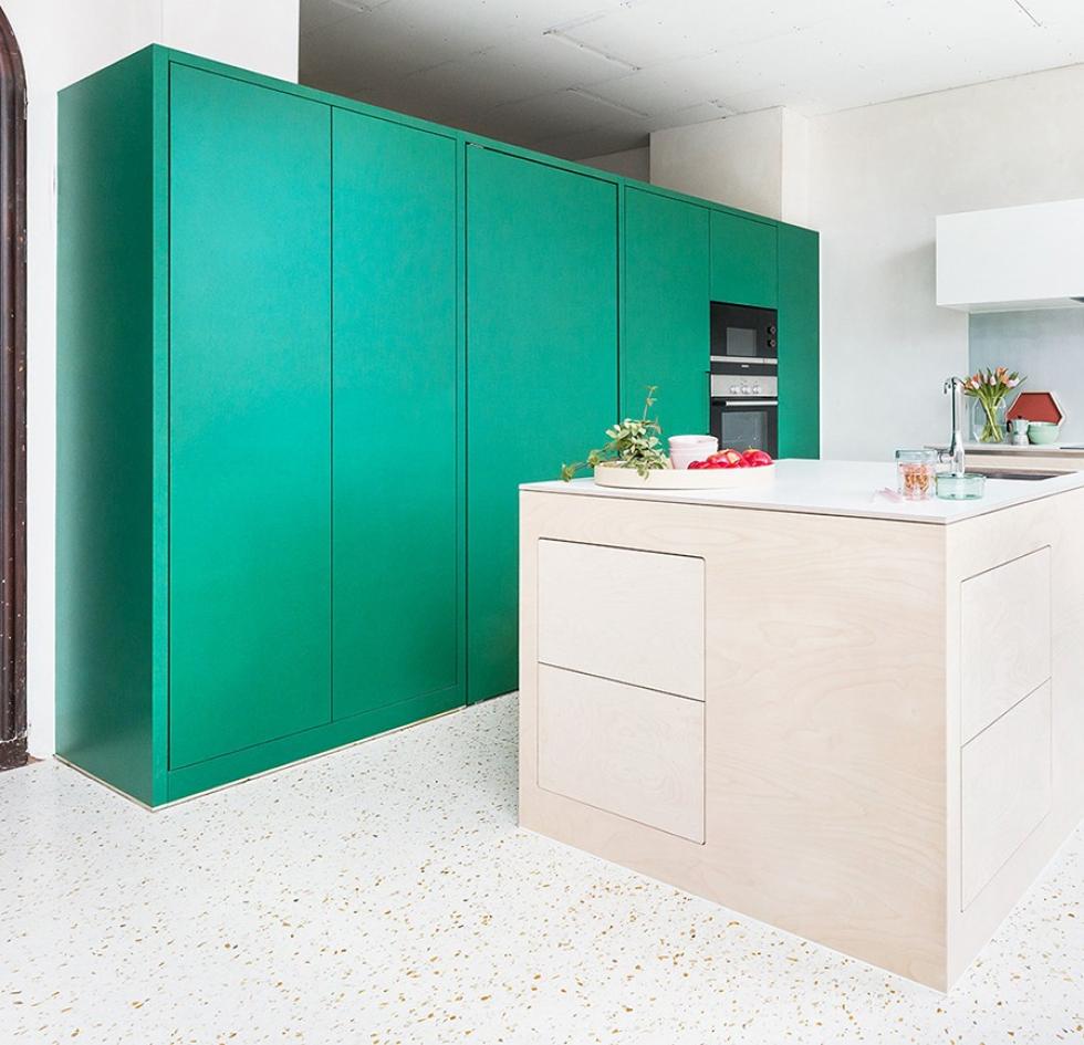 Cuisine verte et en plywood signé Fermetti