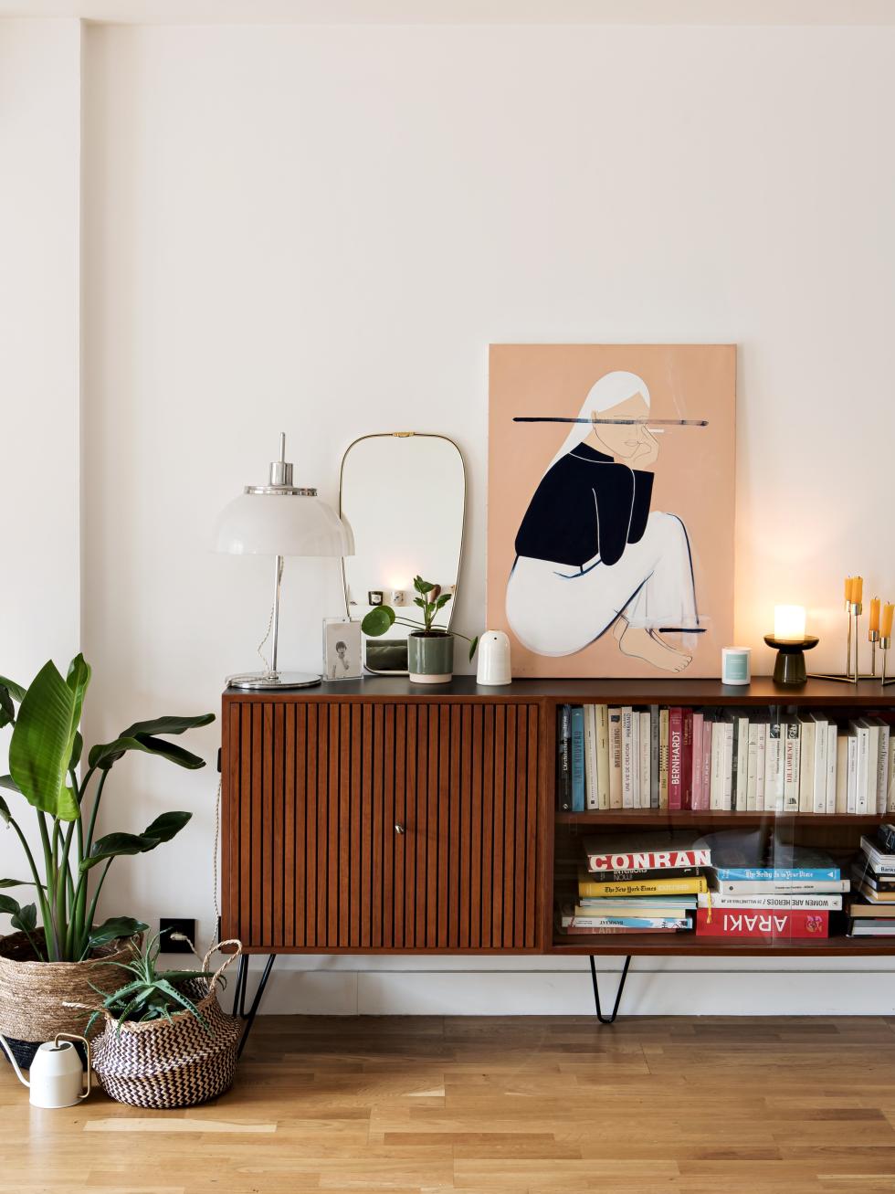 Tisch von Knoll, Stühle und melierte Sideboards - © Hervé Goluza für Plum Living
