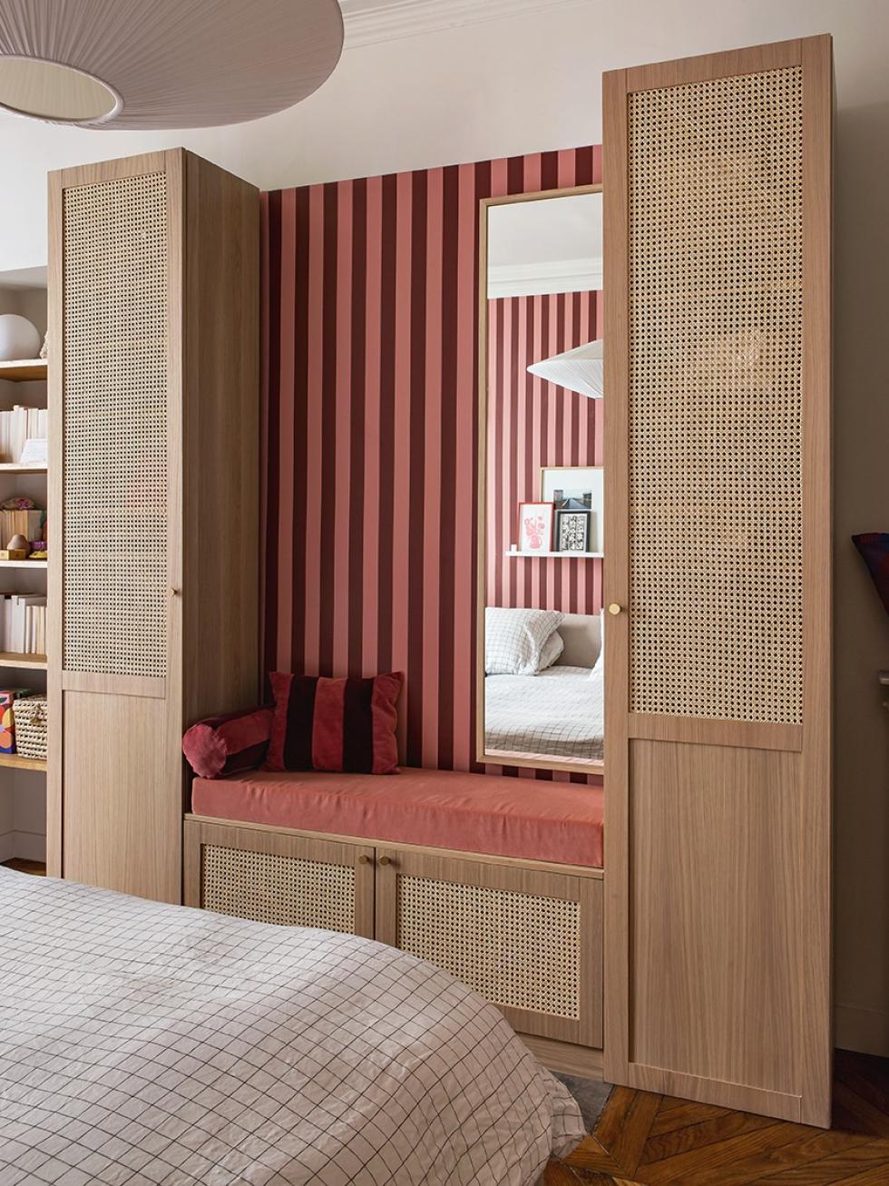 La chambre de Lisa Gachet, avec un dressing banquette en cannage et chêne.