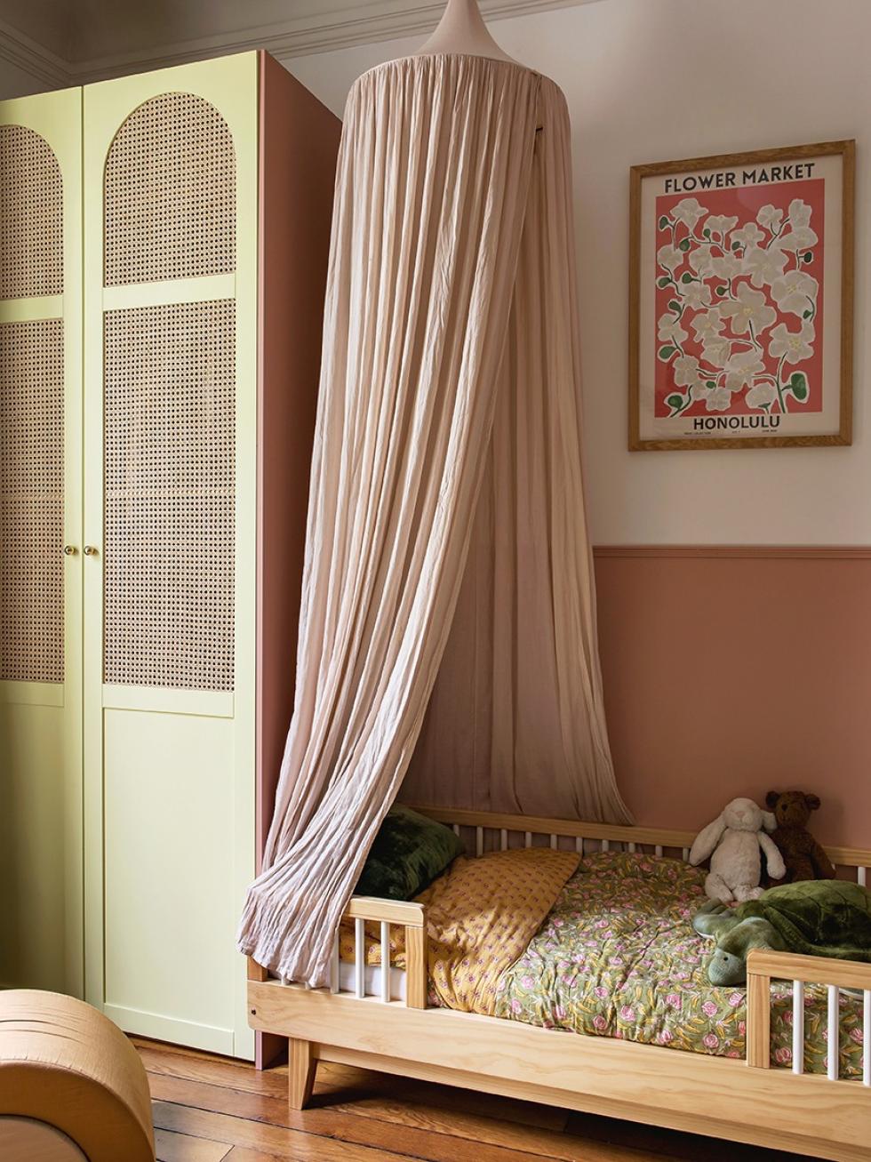 La chambre de Suzanne, dressing en cannage Jaune.