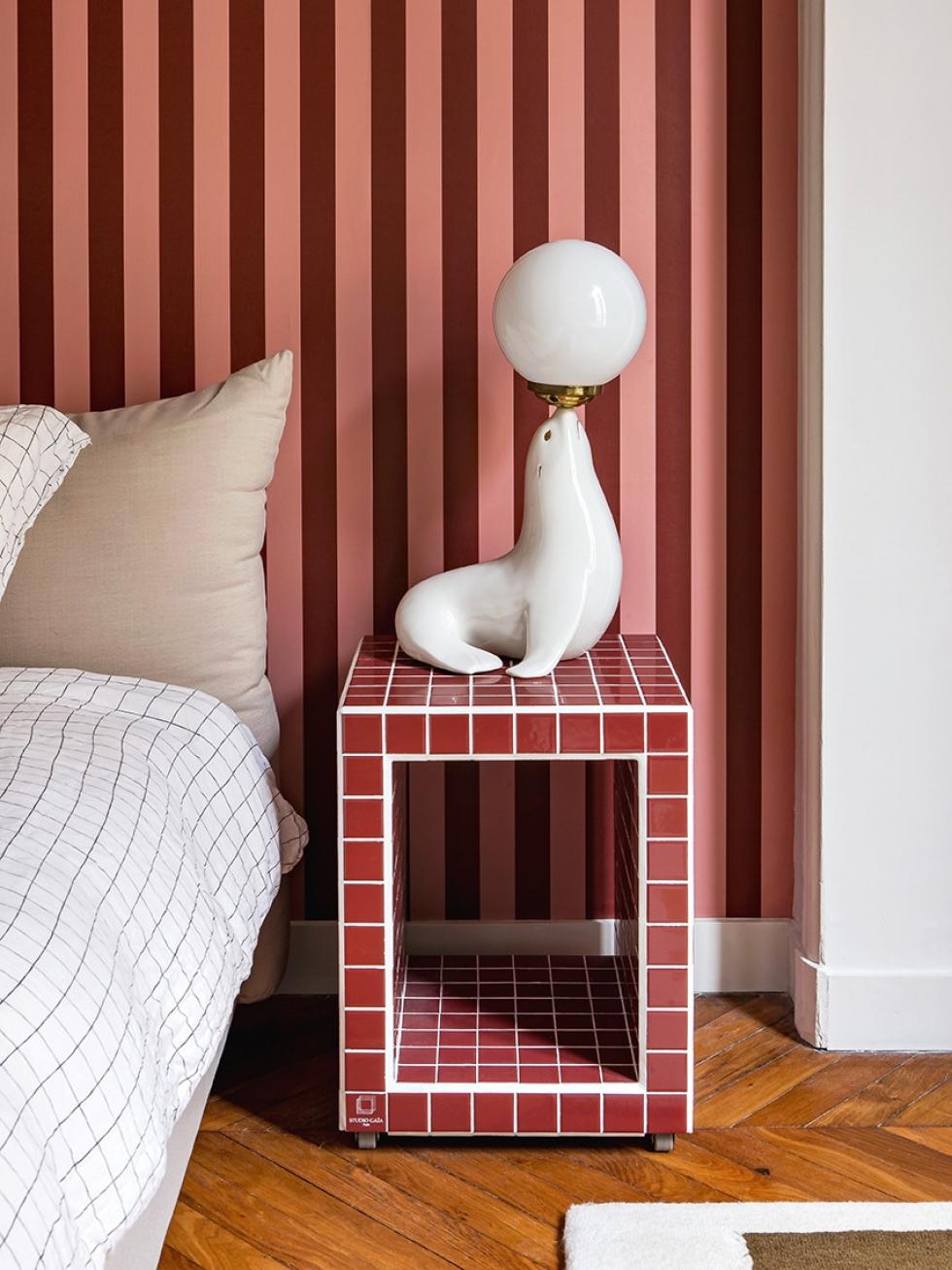 La table de nuit de Lisa, avec sa fameuse lampe otarie.