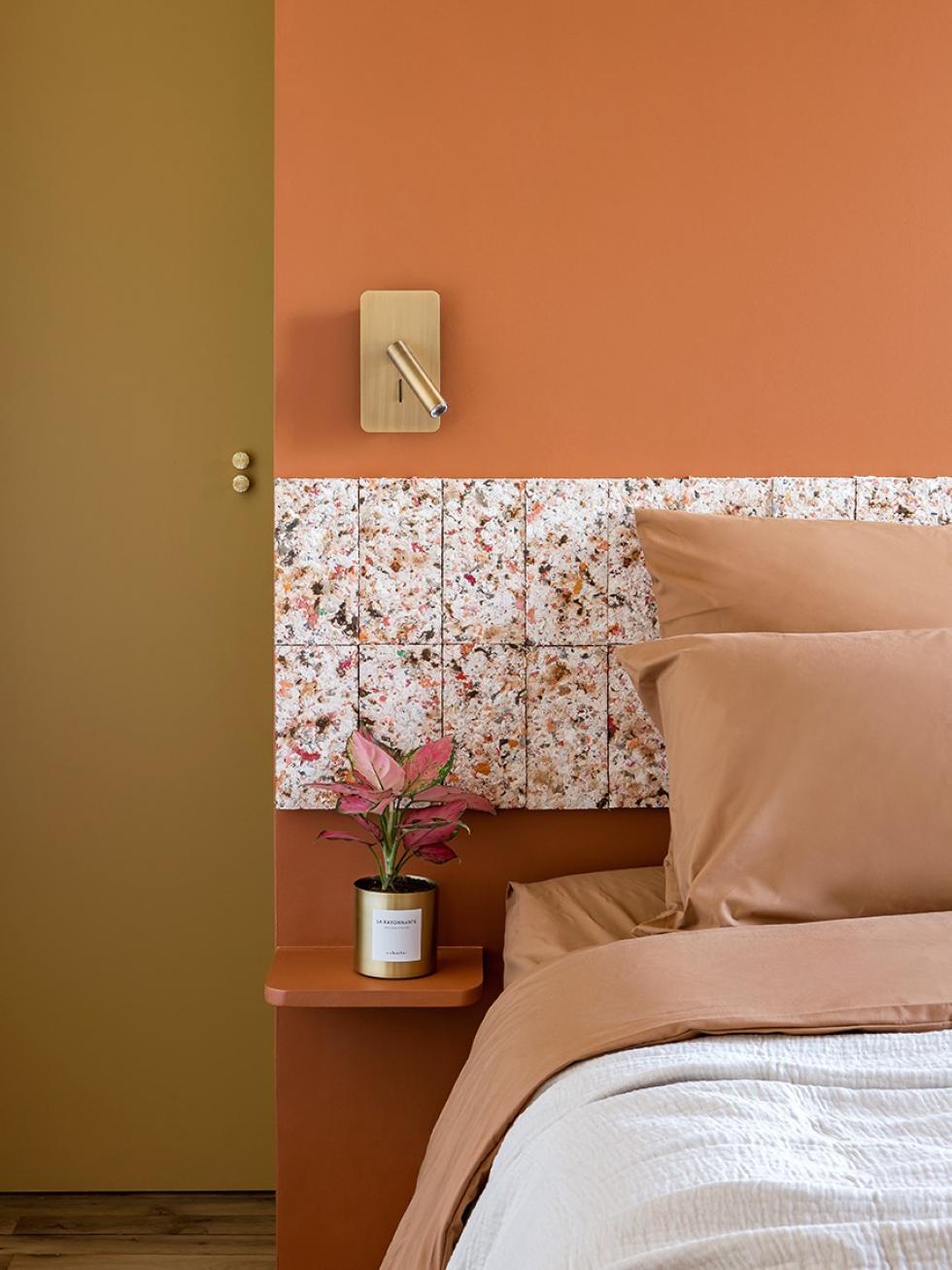 Chambre parentale rétro dans les tons terracotta