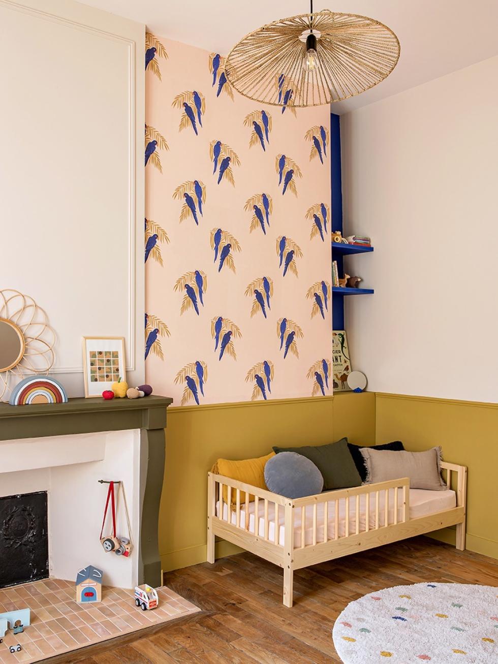 Chambre enfant avec peinture Ocre et Olive, et papier peint