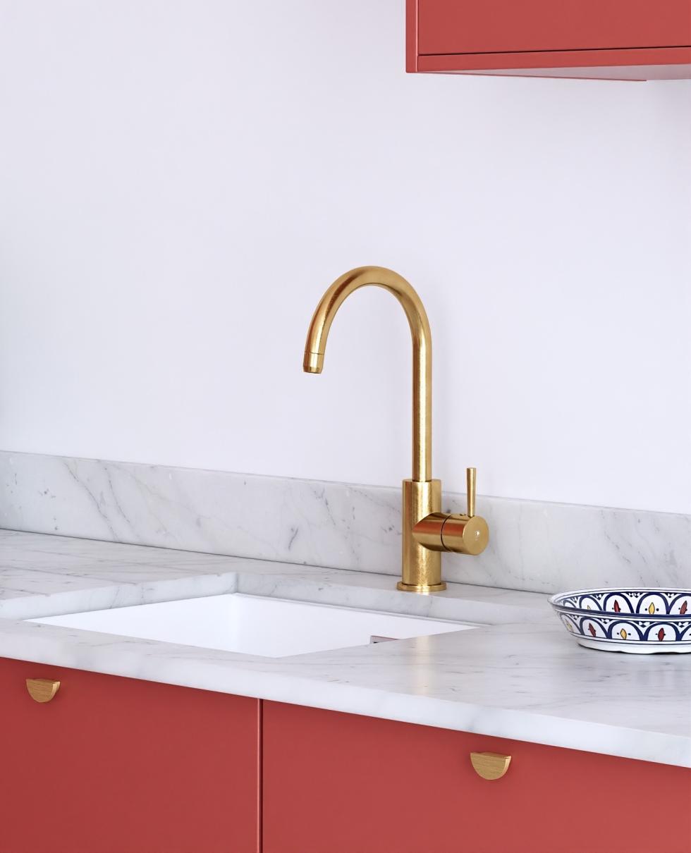 Loop mixer tap