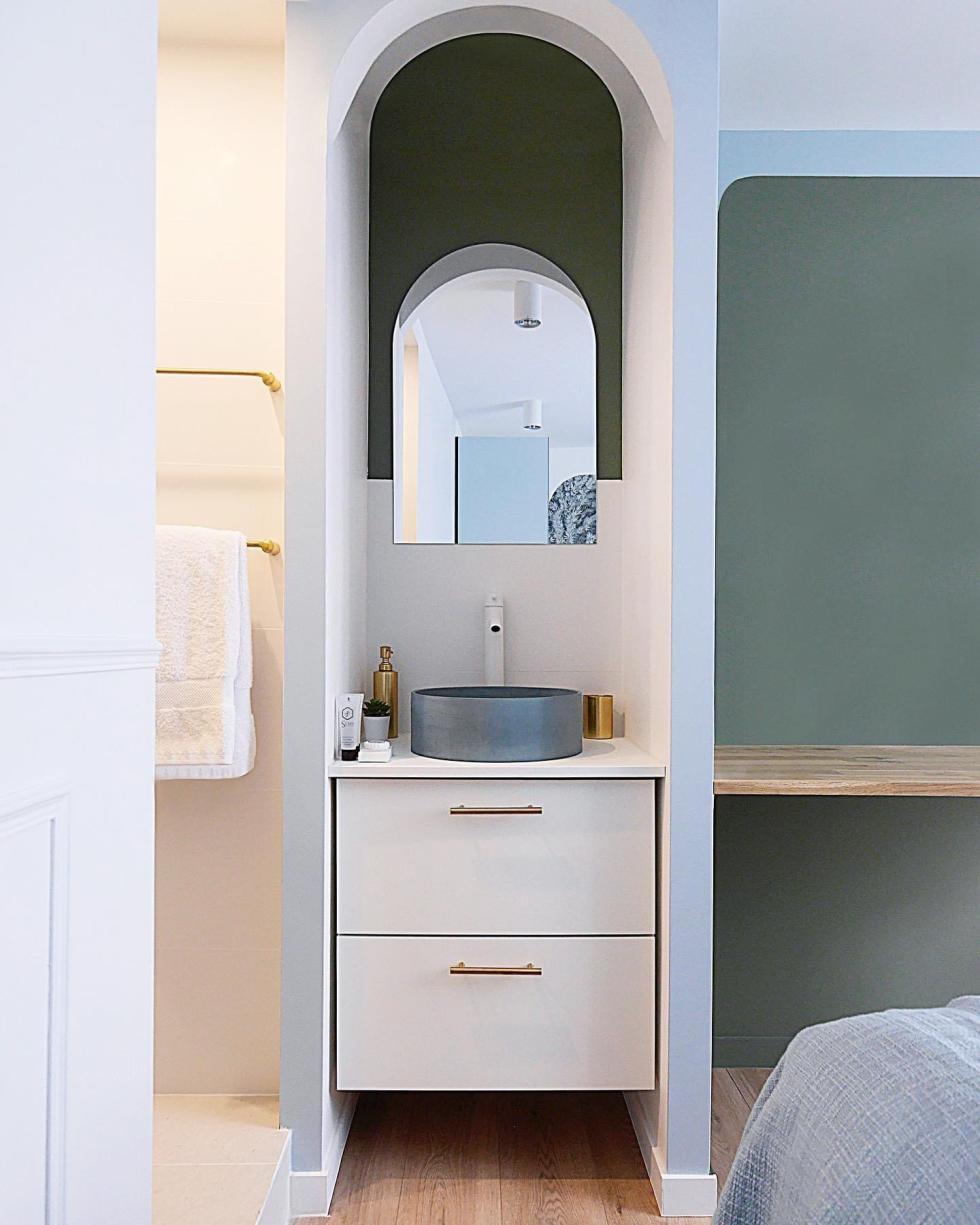 Petite salle de bain à meuble suspendu