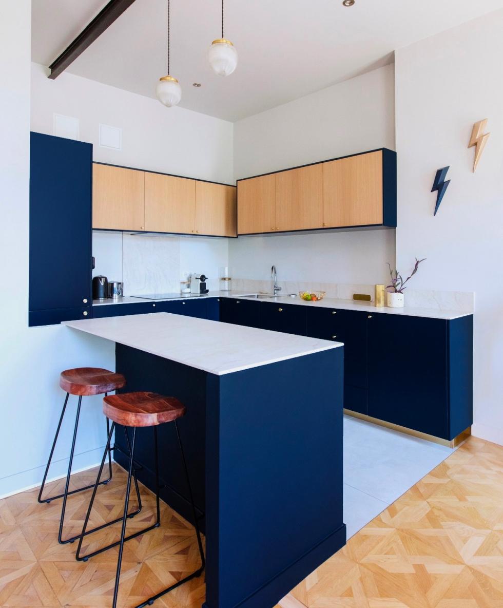 Projet signé Lisa Perez avec nos façades lisses chêne naturel et en laque mate Bleu Nuit
