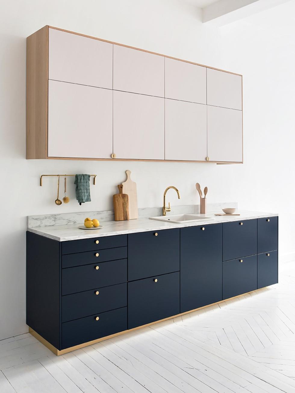 Projet réalisé avec nos façades Bleu nuit et Beige Rosé – ⓒ  Hervé Goluza