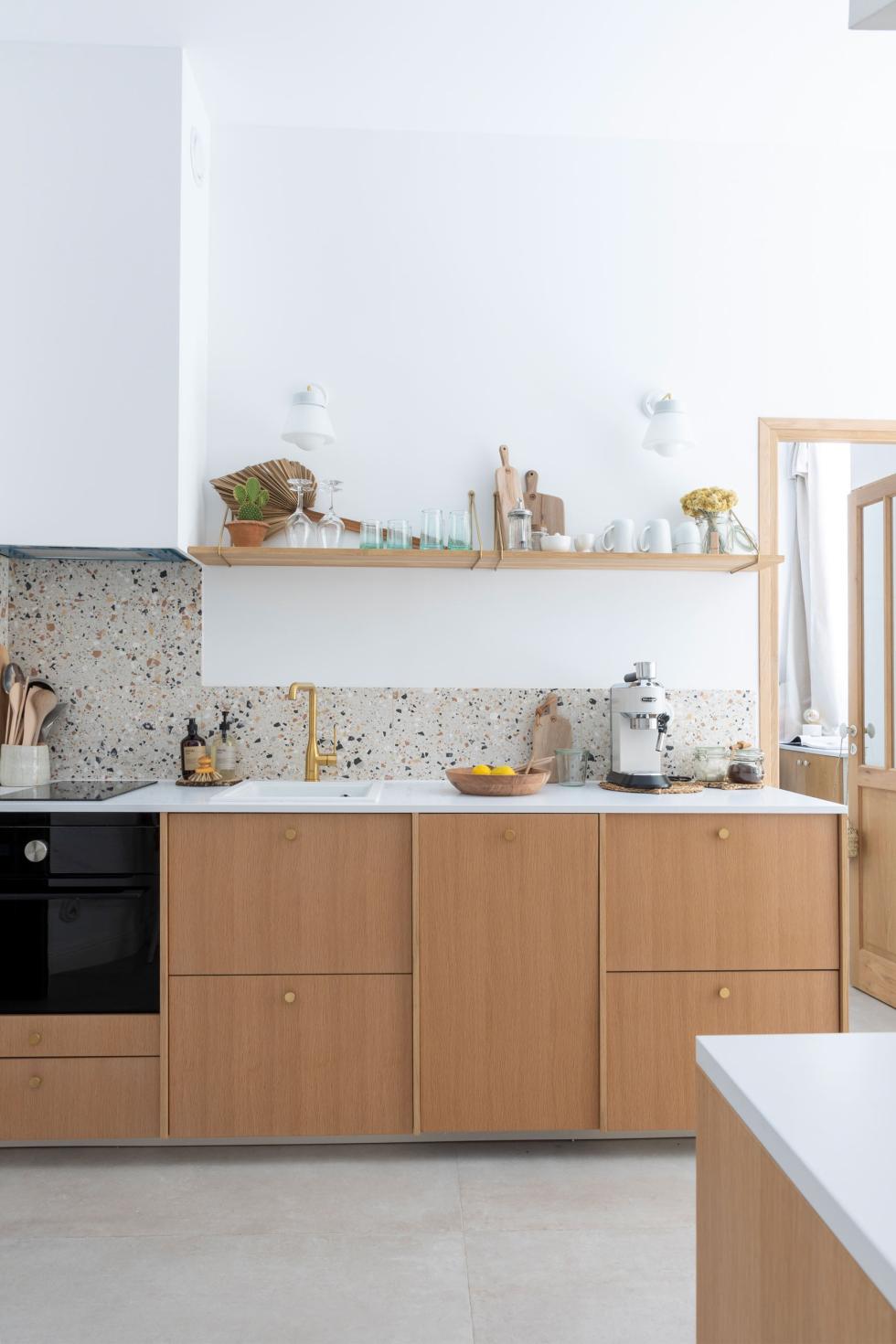 Cuisine à intercalaires réalisé avec nos façades lisses et panneaux de finition en Chêne naturel.