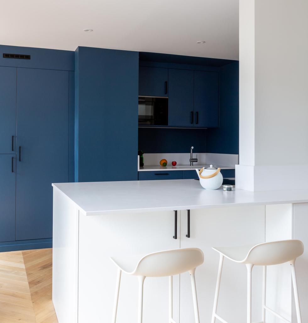 Projet réalisé par Camille Hermand avec nos façades en laque mate lisse Bleu gris - ⓒ Agathe Tissuer