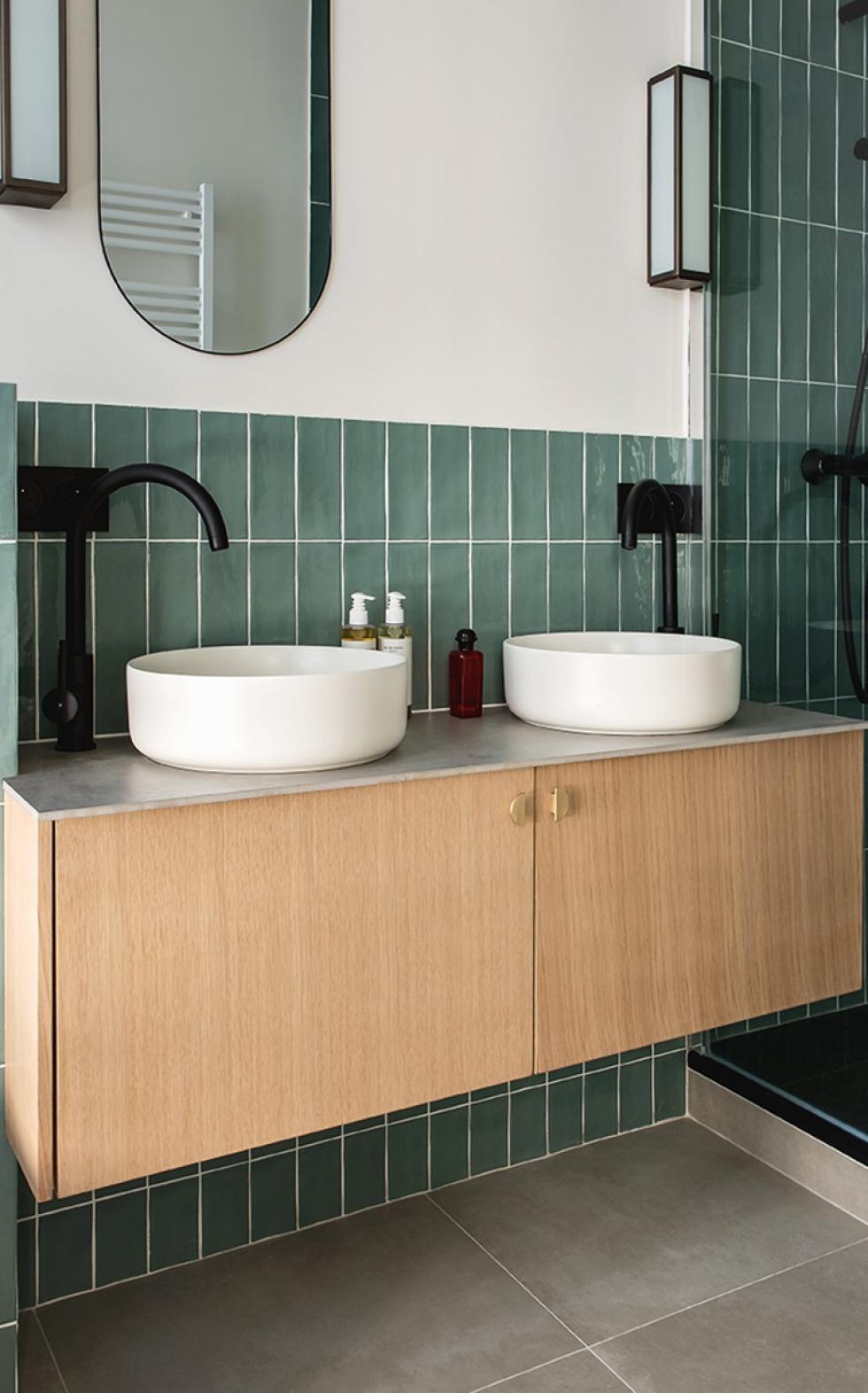 Meuble de salle de bain suspendu en Chene naturel, avec carreaux de céramique verts.
