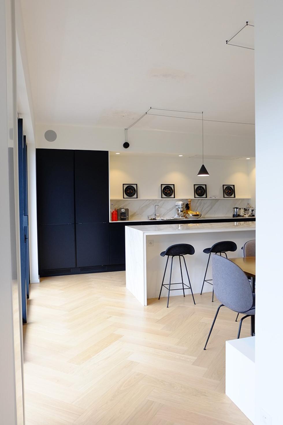 Cuisine bleu nuit blanc ilot central