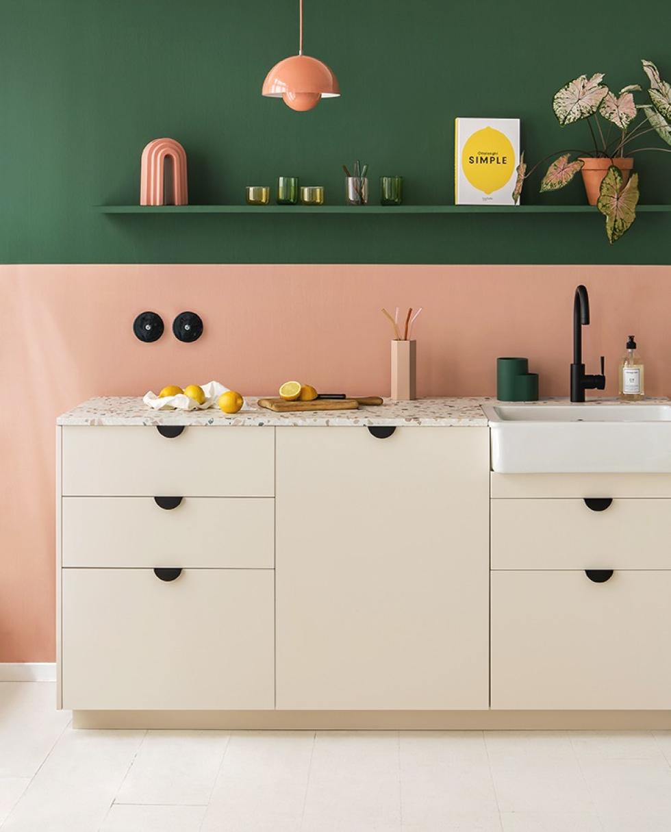 Projet Plum Living réalisé avec des façades Ivoire et de la peinture Jungle et Blush.