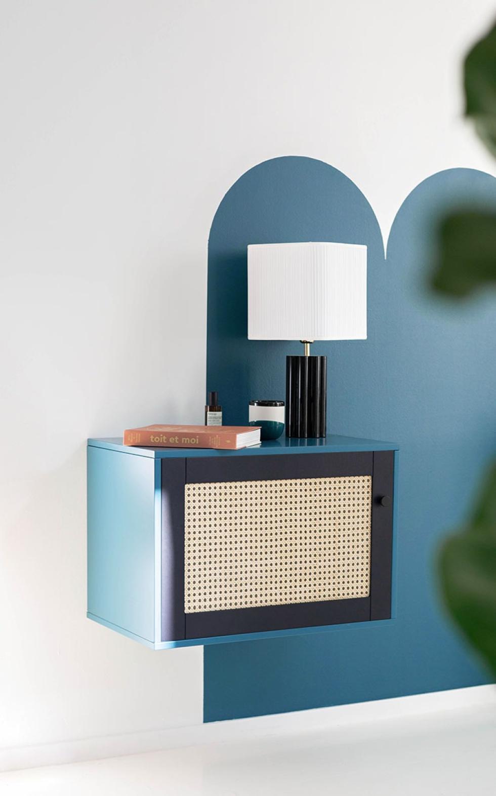 Table de nuit suspendue en cannage Bleu lagon et Asphalte