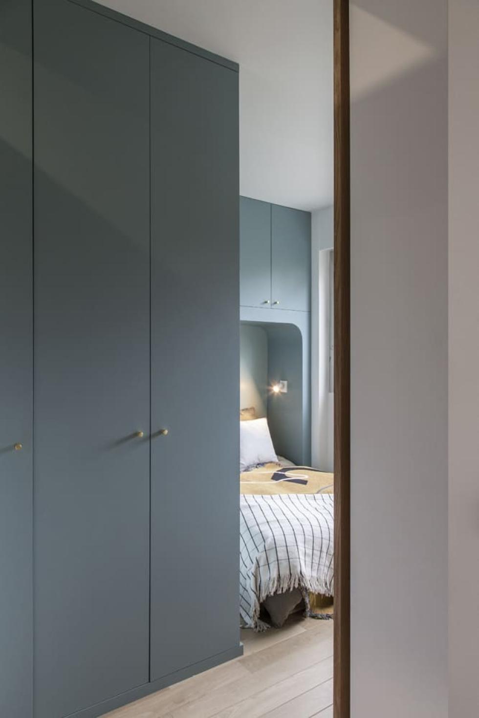 Blauer Kleiderschrank