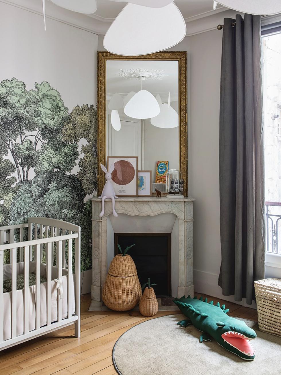 Chambre d'enfant avec grand miroir