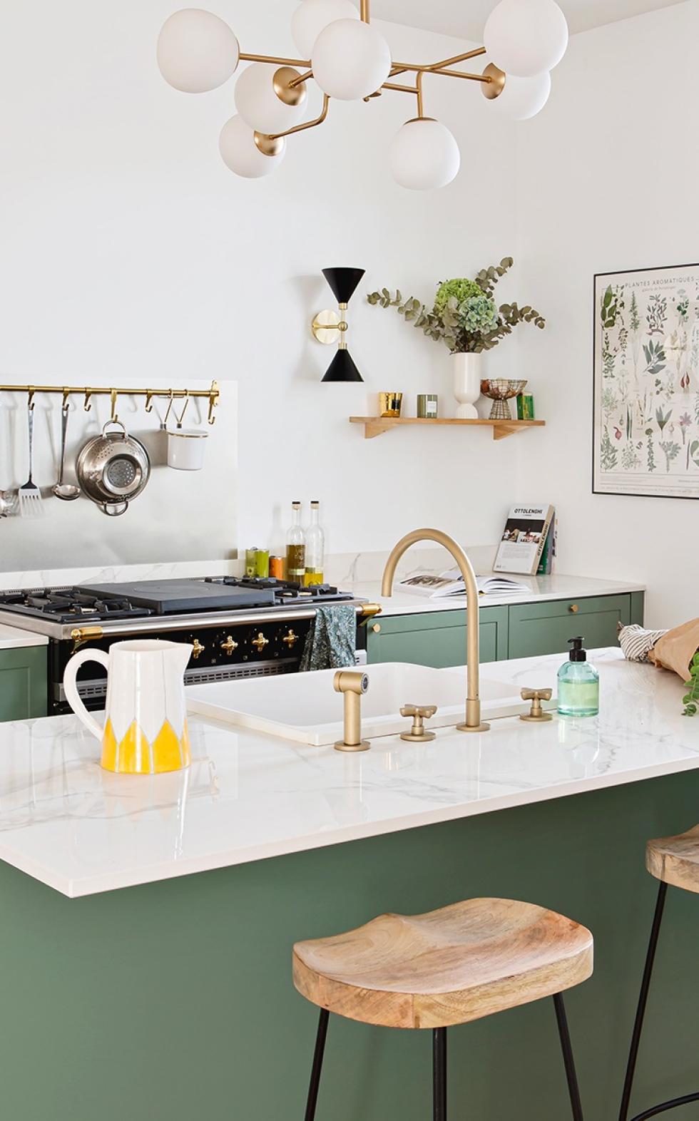 Cuisine réalisée avec nos façades à cadre en laque mate Vert de gris