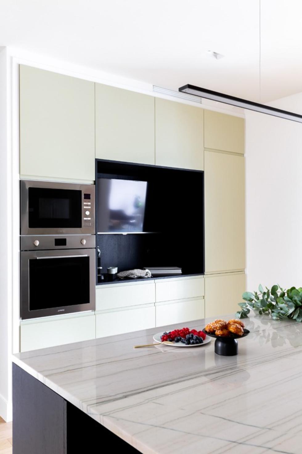 Cuisine beige avec plan de travail en marbre