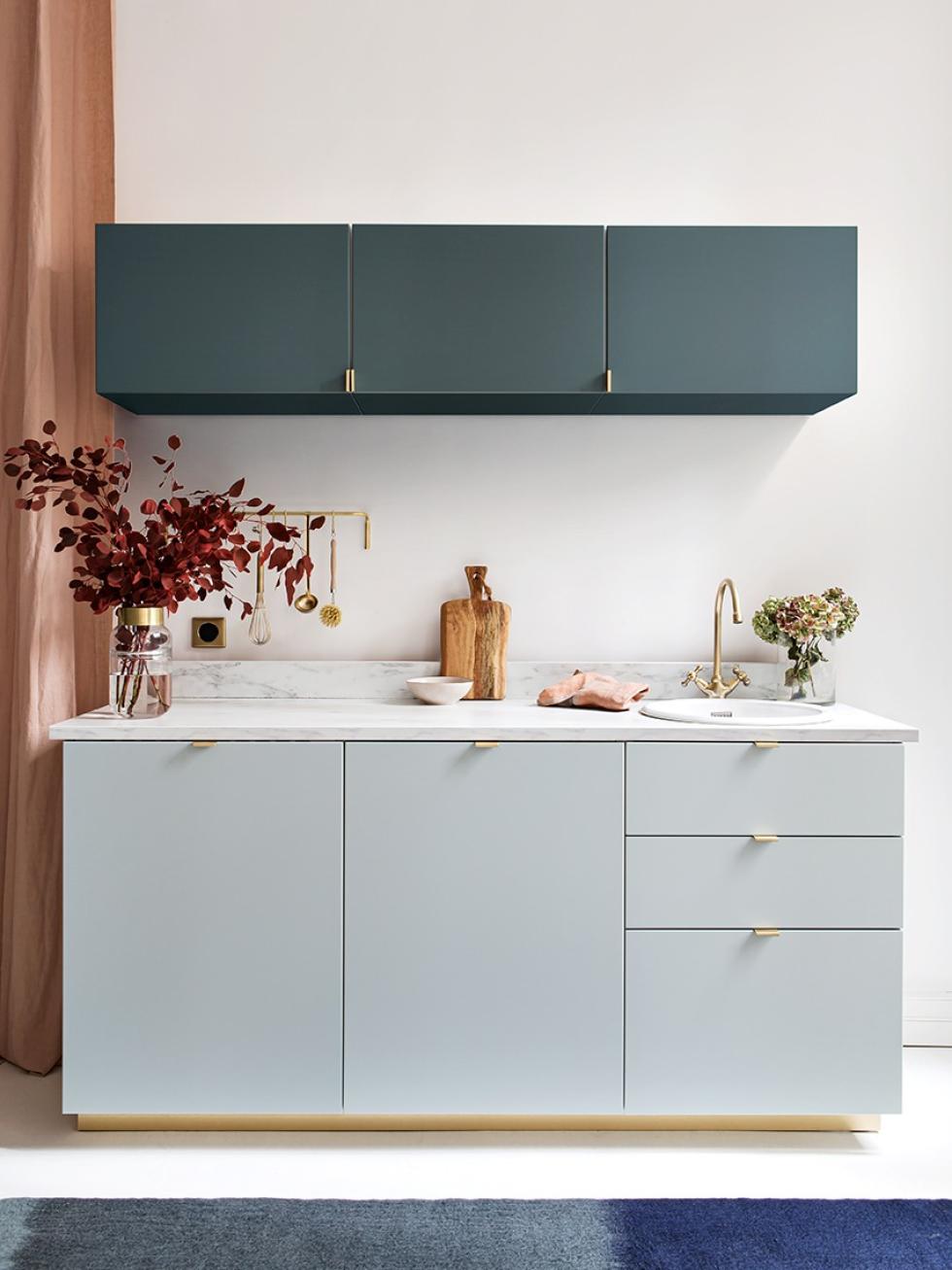 Cuisine bleu paon amandier grisé