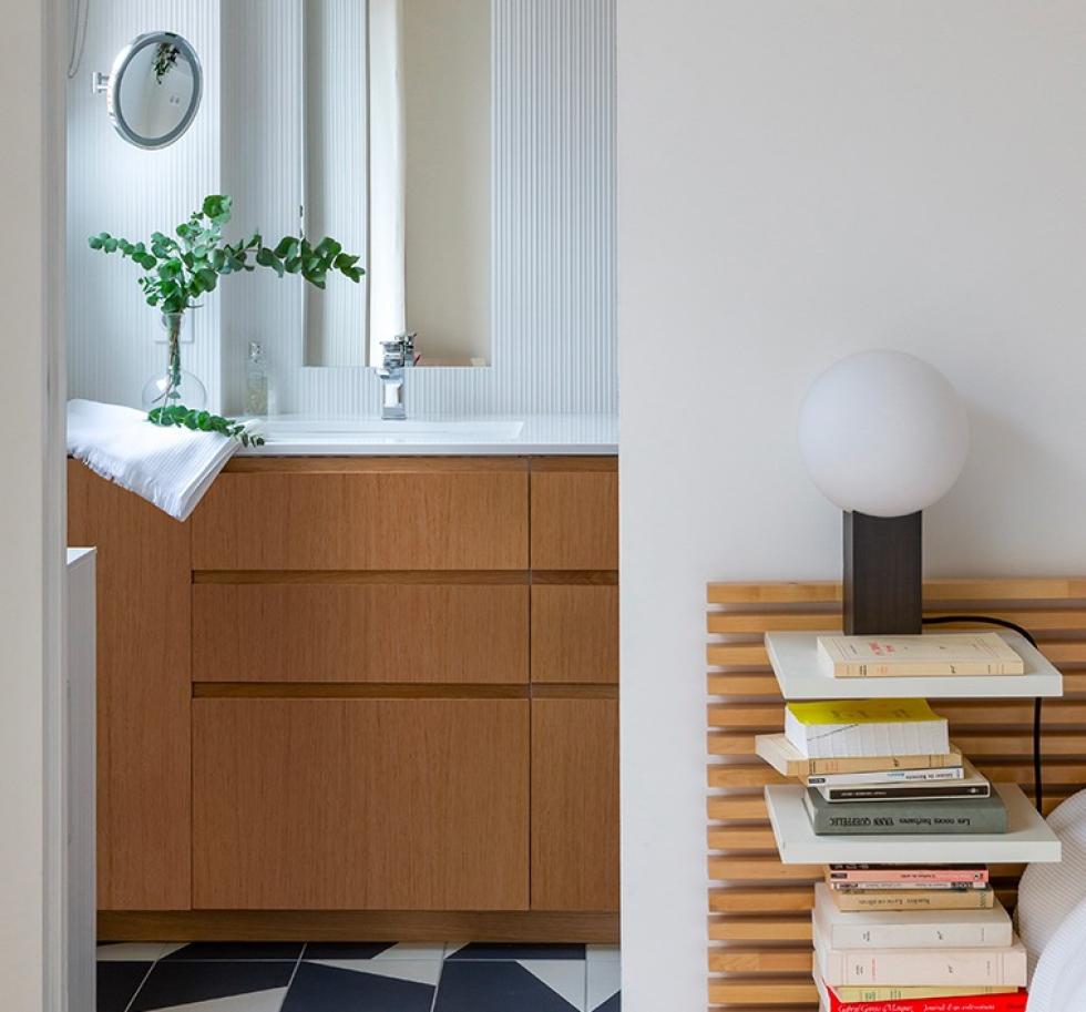 Meuble de salle de bain en Chene naturel, avec plan de travail blanc.