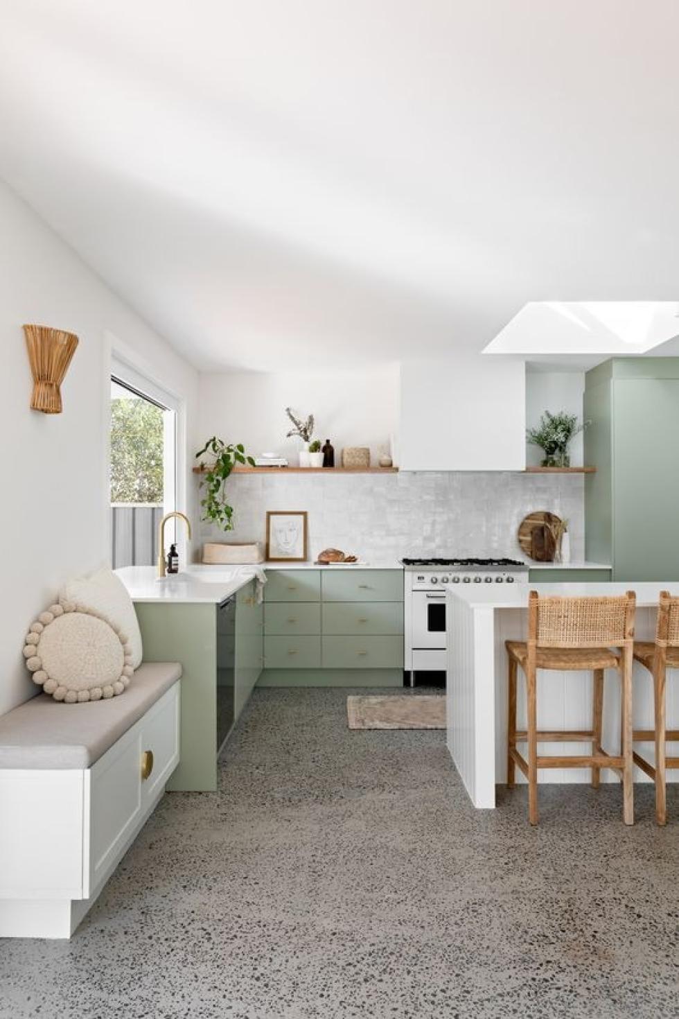 Cuisine verte avec crédence en zelliges blancs