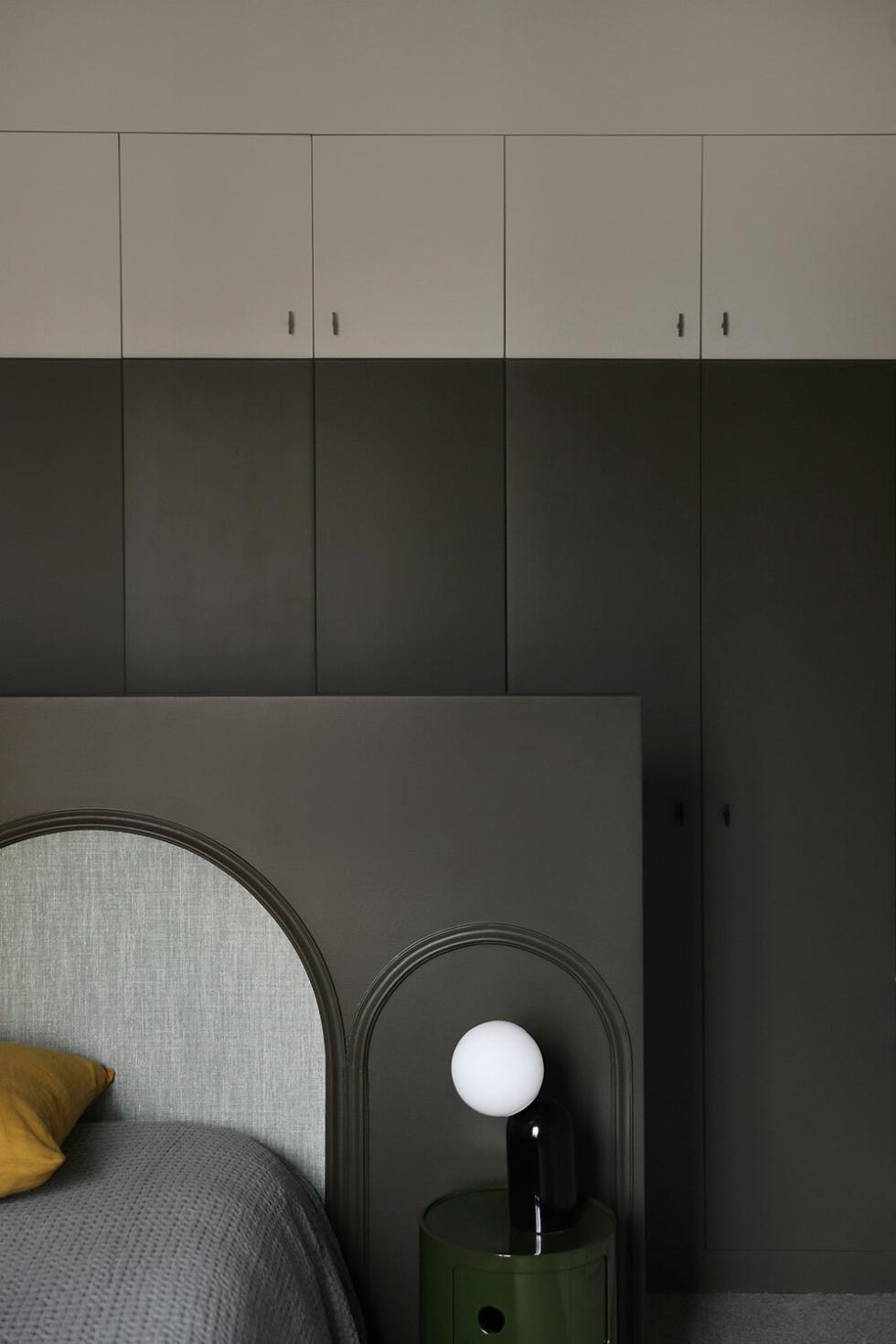 Zweifarbiger Kleiderschrank