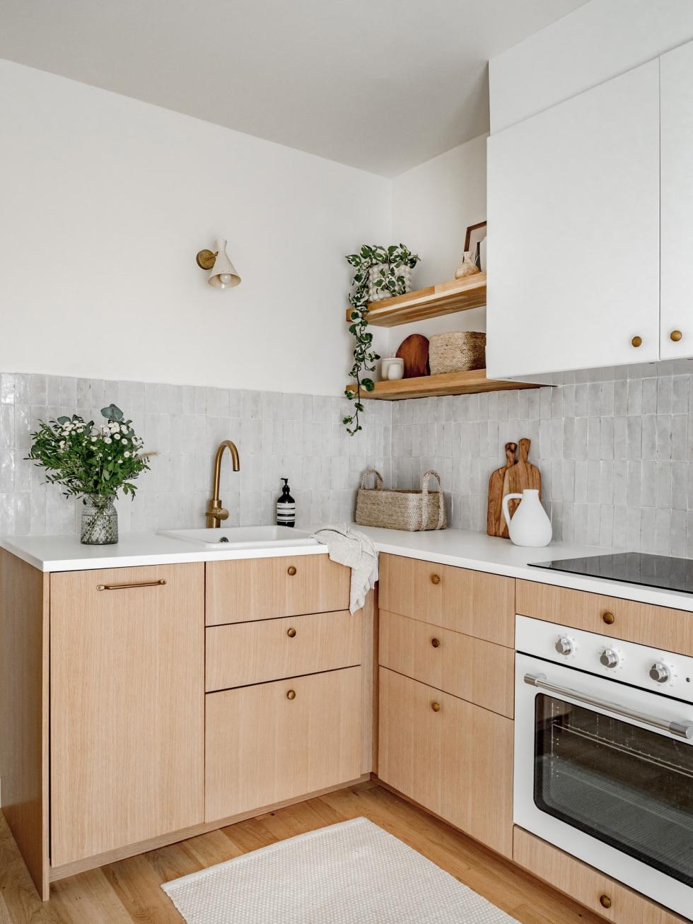 Projet signé AMA Studio Intérieurs avec nos façades lisses en chêne naturel