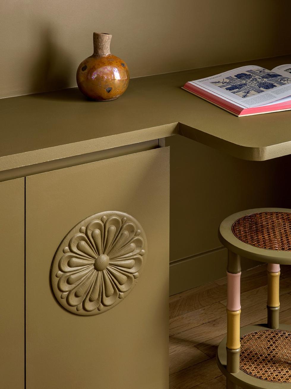 Bibliothèque sur mesure avec ornements en bois