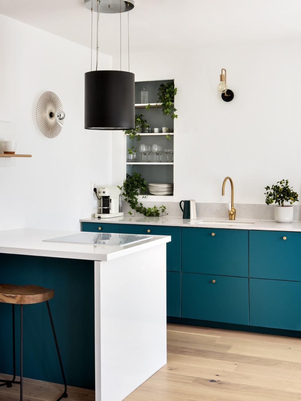 Cuisine Bleu lagon et blanche