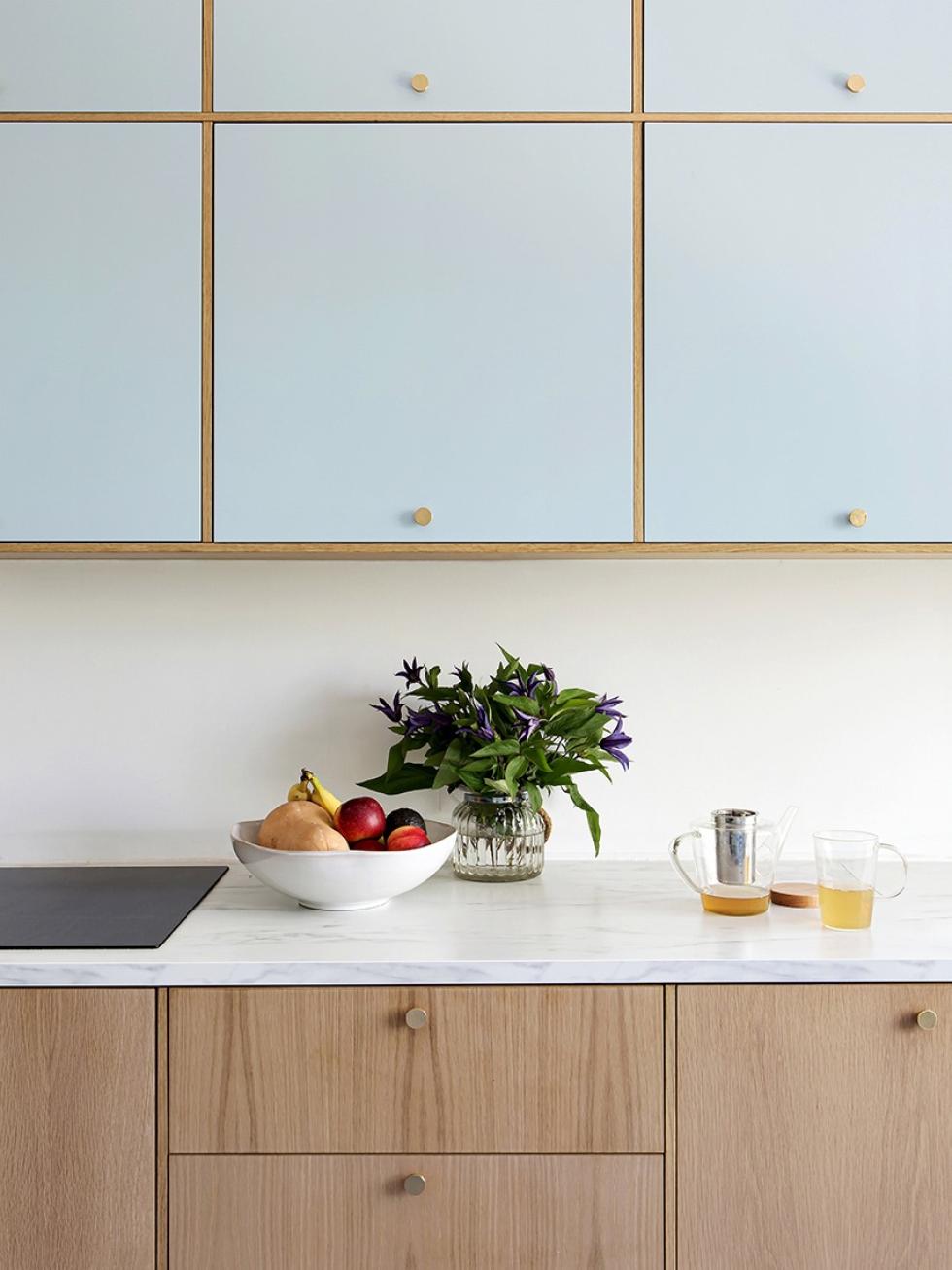 Projet réalisé avec nos façades Ciel voilé et Chêne naturel - ⓒ Hervé Goluza pour Plum Living