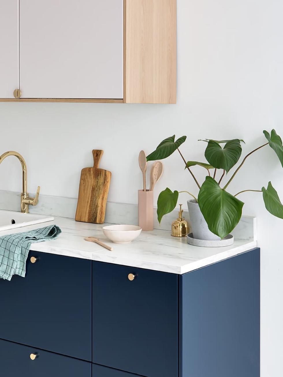 Cuisine bicolore bleu nuit beige rosé