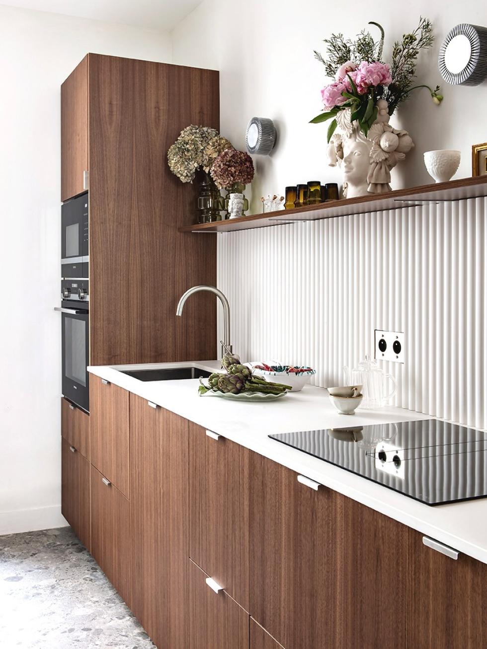 Projet réalisé avec nos façades lisses en noyer naturel Plum Living.