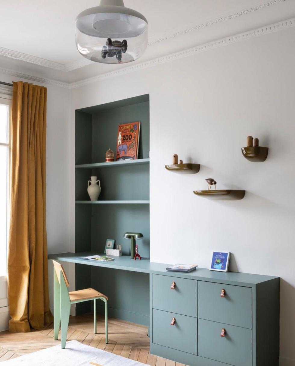 Chambre d'enfant avec bureau et étagères bleues