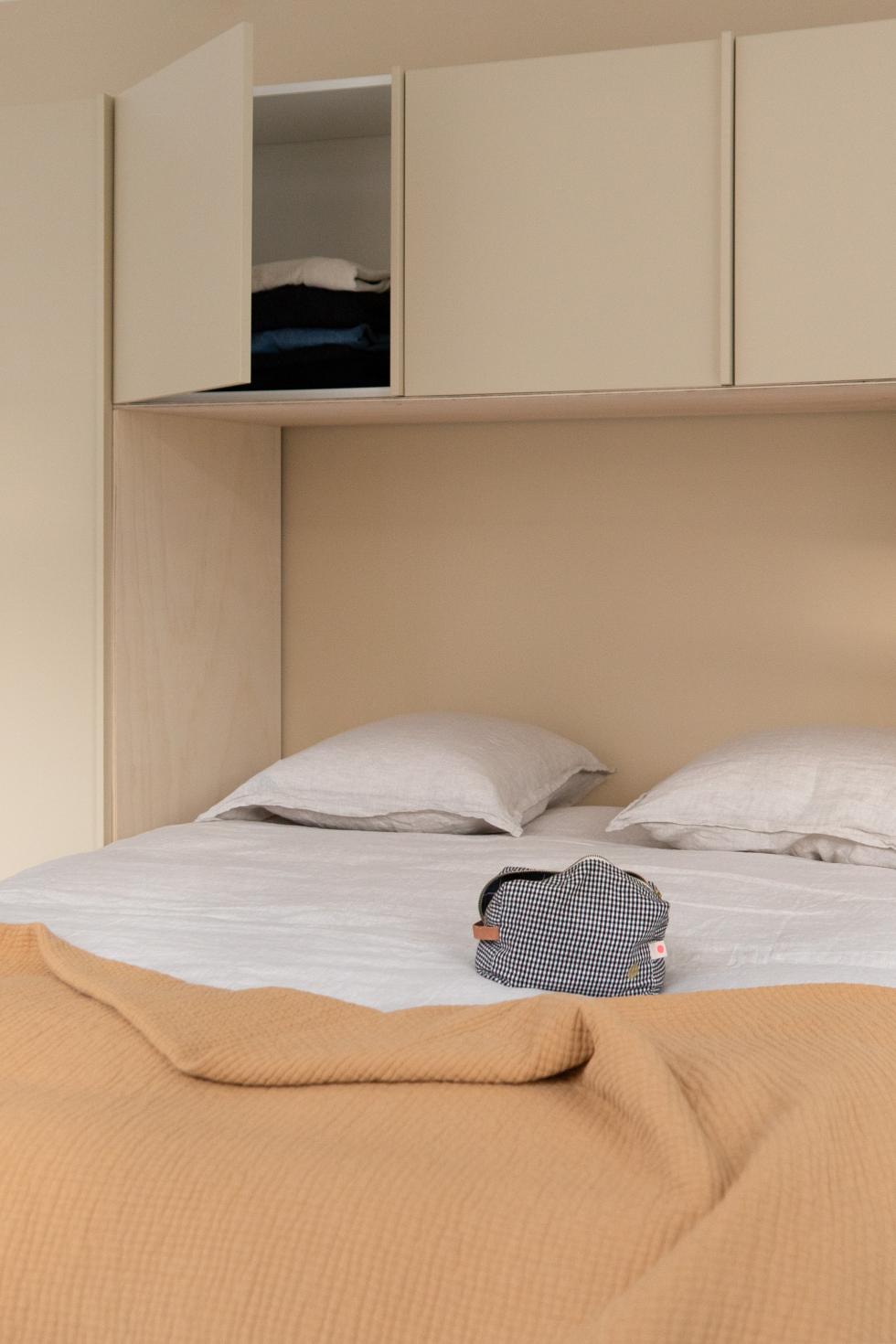 tête de lit jaune trousse