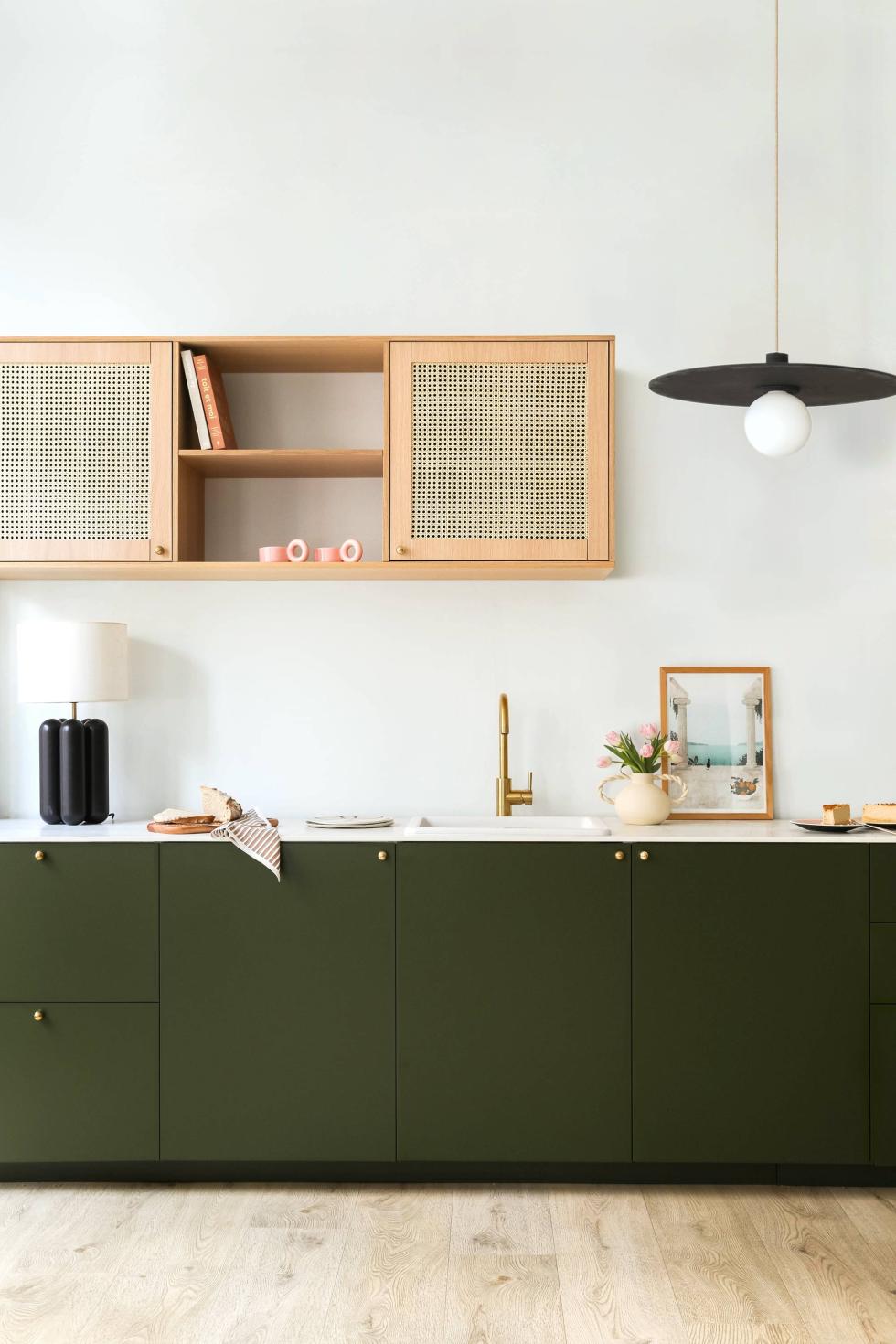Cuisine verte Olive avec des façades en cannage.