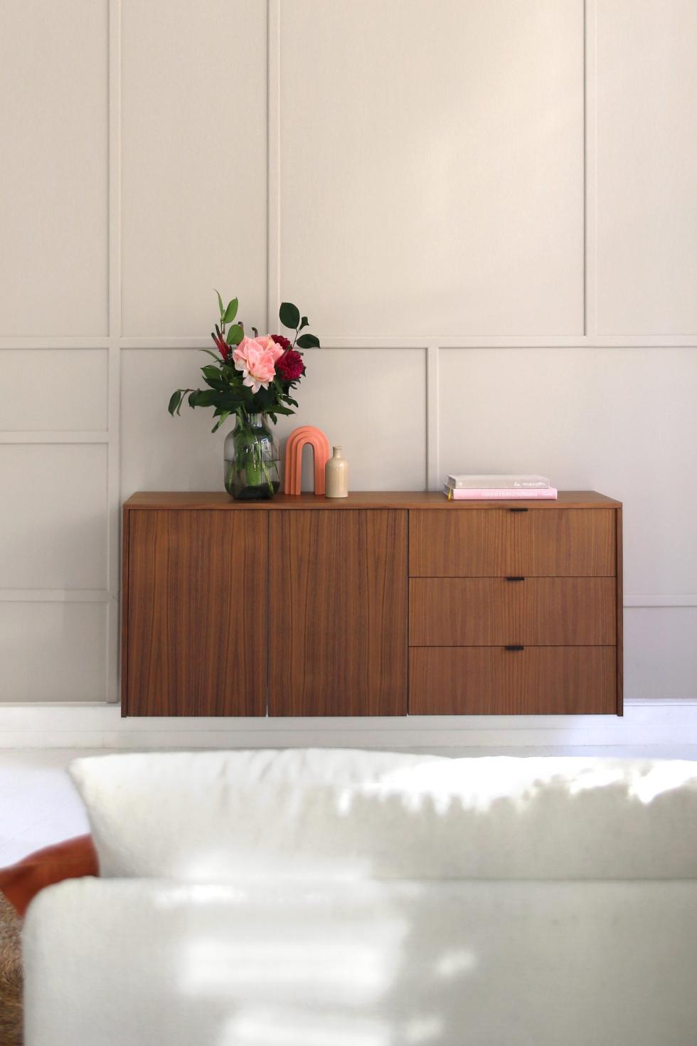 Un meuble TV suspendu en noyer