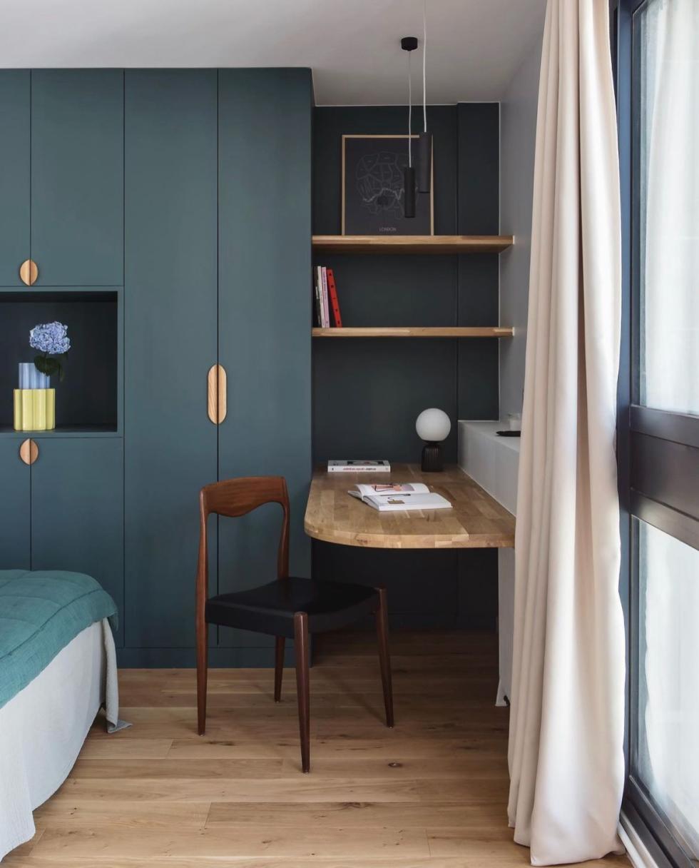 Bureau adulte avec étagères flottantes