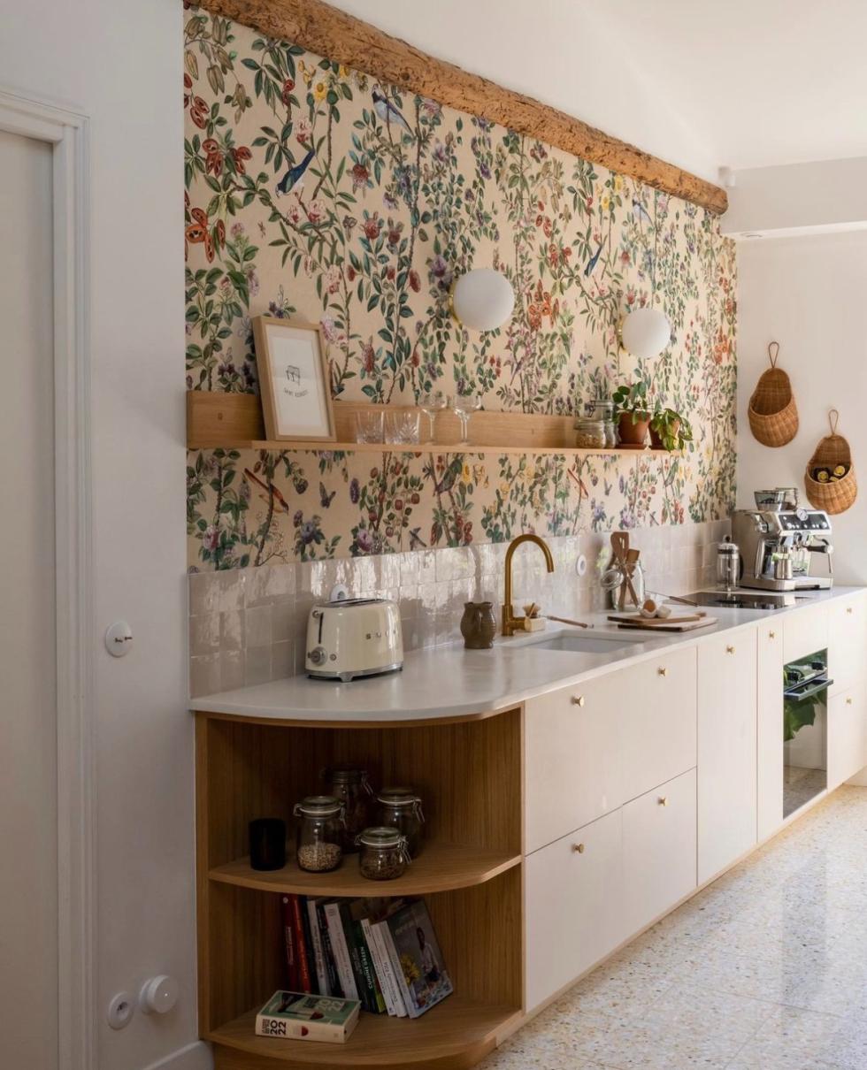 Cuisine avec papier peint fleuri