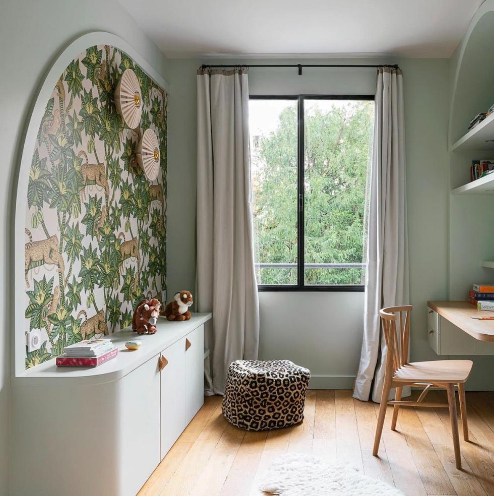 Chambre avec enfilade de rangements et papier peint au mur.