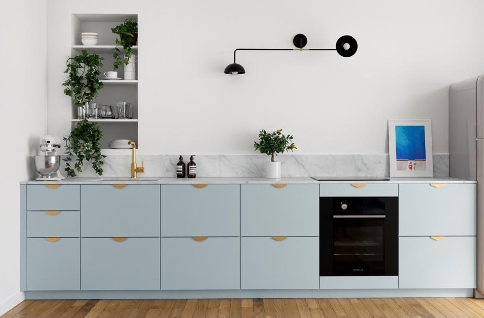 Cuisine Amandier grisé avec poignées Delta en laiton.