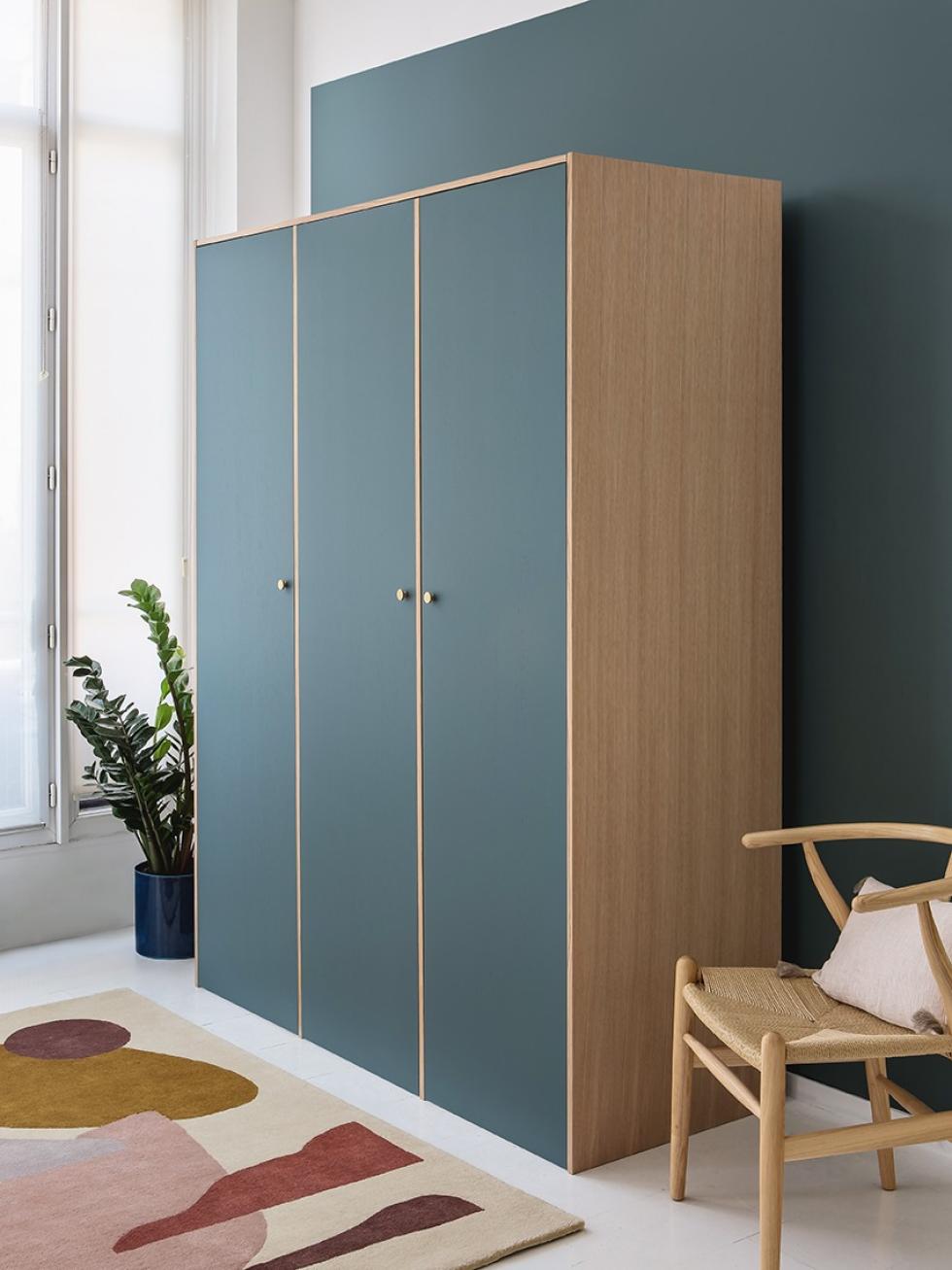 Un dressing bimatière Bleu paon et Chêne naturel