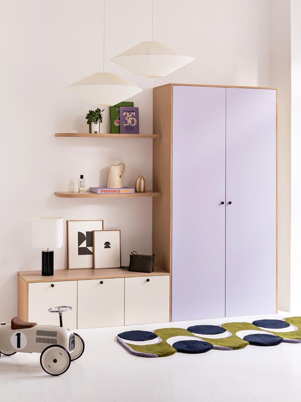 Dressing lilas et ivoire avec étagères flottante arrondie en chêne