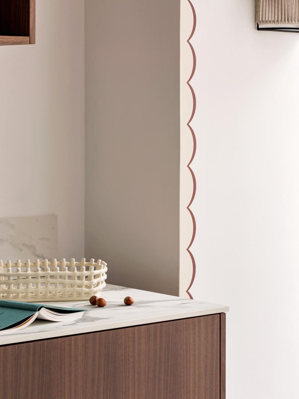 Cuisine Noyer avec frise Coup de Théâtre Grenat Bilboquet Deco x Plum Living