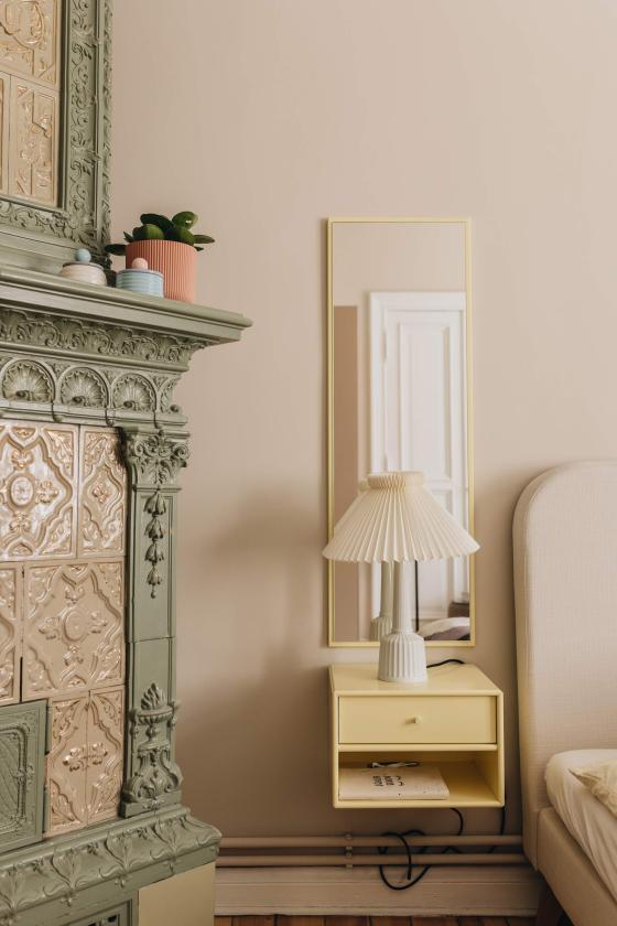 Plum Living Fronten in Mattlack Beige Moka, Griffe Delta in Messing.