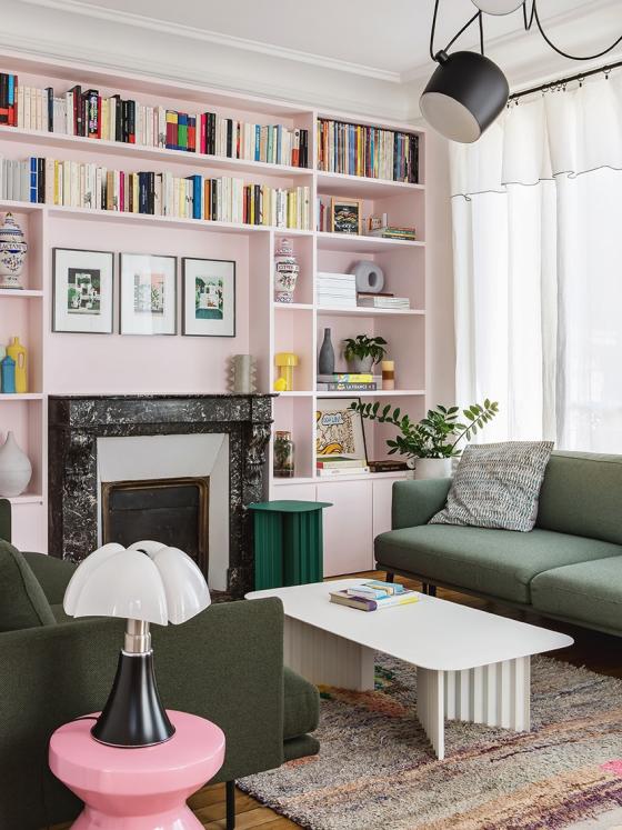 La bibliothèque de Lucie Socrate - ⓒ Hervé Goluza pour Plum Living