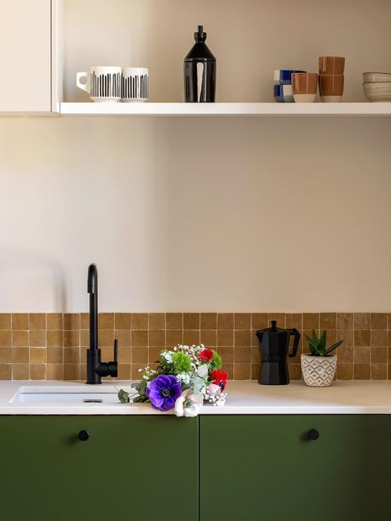 Cuisine Olive et Ivoire avec crédence en zelliges