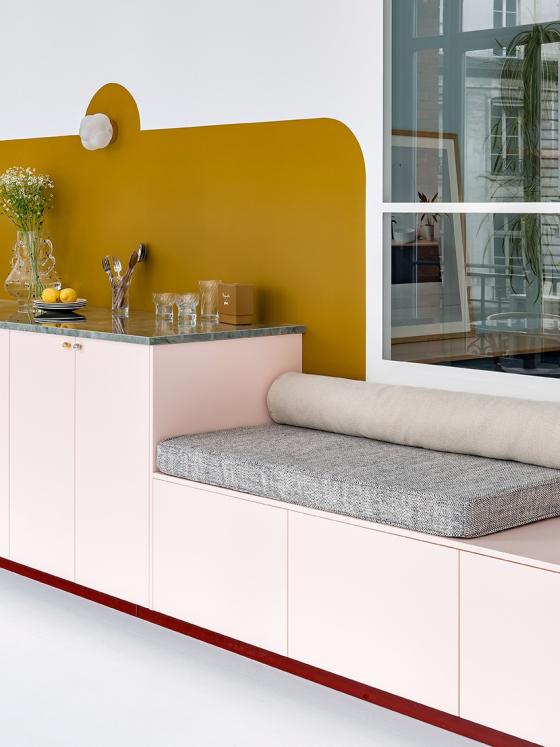 Cuisine Rose calcaire, Ocre et Tuile imaginée par Margaux Keller