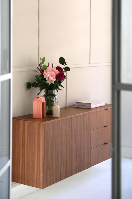 Un meuble TV suspendu en noyer