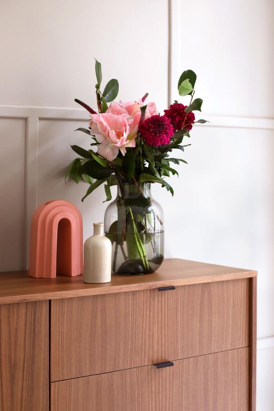 Un meuble TV suspendu en noyer