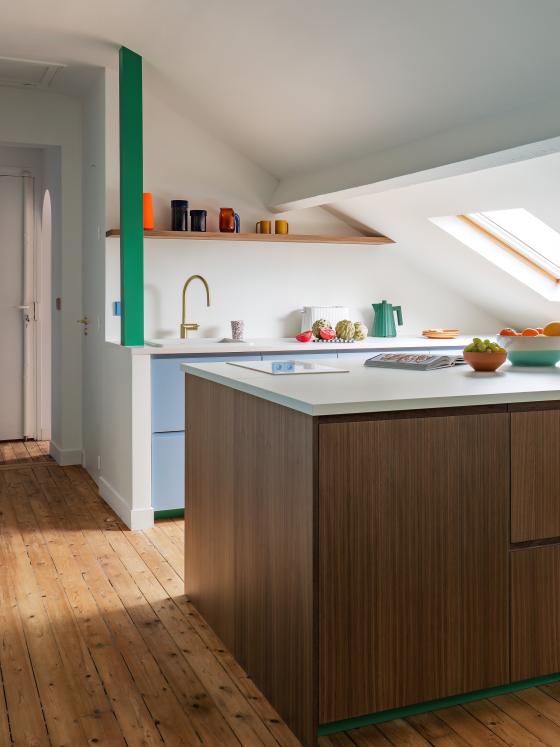 Cuisine mansardée avec des façades en noyer naturel.